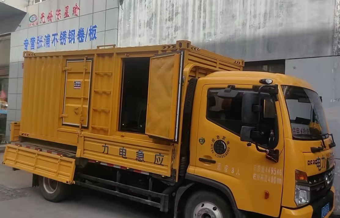 施秉柴油发电机组负载测试时应如何监控机组的运行状态？