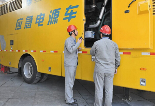 施秉如何清理被灰尘覆盖的机油散热器？