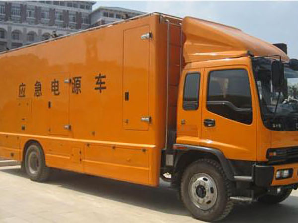 施秉冬季柴油发电机启动前，如何检查燃油系统中的积水？